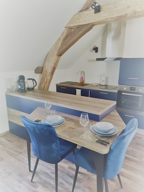 Frigorífico, microondas, placa de cocina y cafetera o tetera