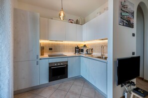Een koelkast, een magnetron, een oven, een kookplaat