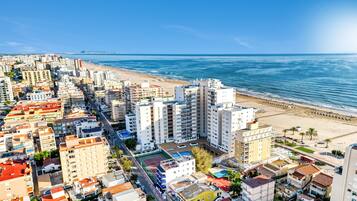 Una spiaggia nelle vicinanze