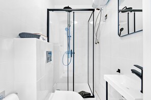 Een douche, een haardroger, handdoeken