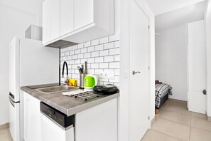 Kylskåp, mikrovågsugn, spishäll och diskmaskin