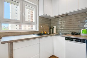 Køleskab, mikrobølgeovn, kogeplade, opvaskemaskine