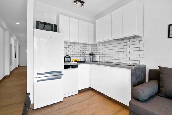 Frigorifero, microonde, piano cottura, lavastoviglie