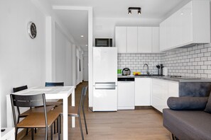 Fridge, microwave, stovetop, dishwasher