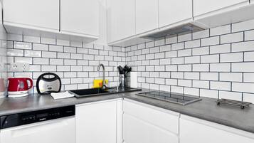 Frigorífico, microondas, placa de cocina y lavavajillas