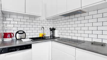 Fridge, microwave, stovetop, dishwasher