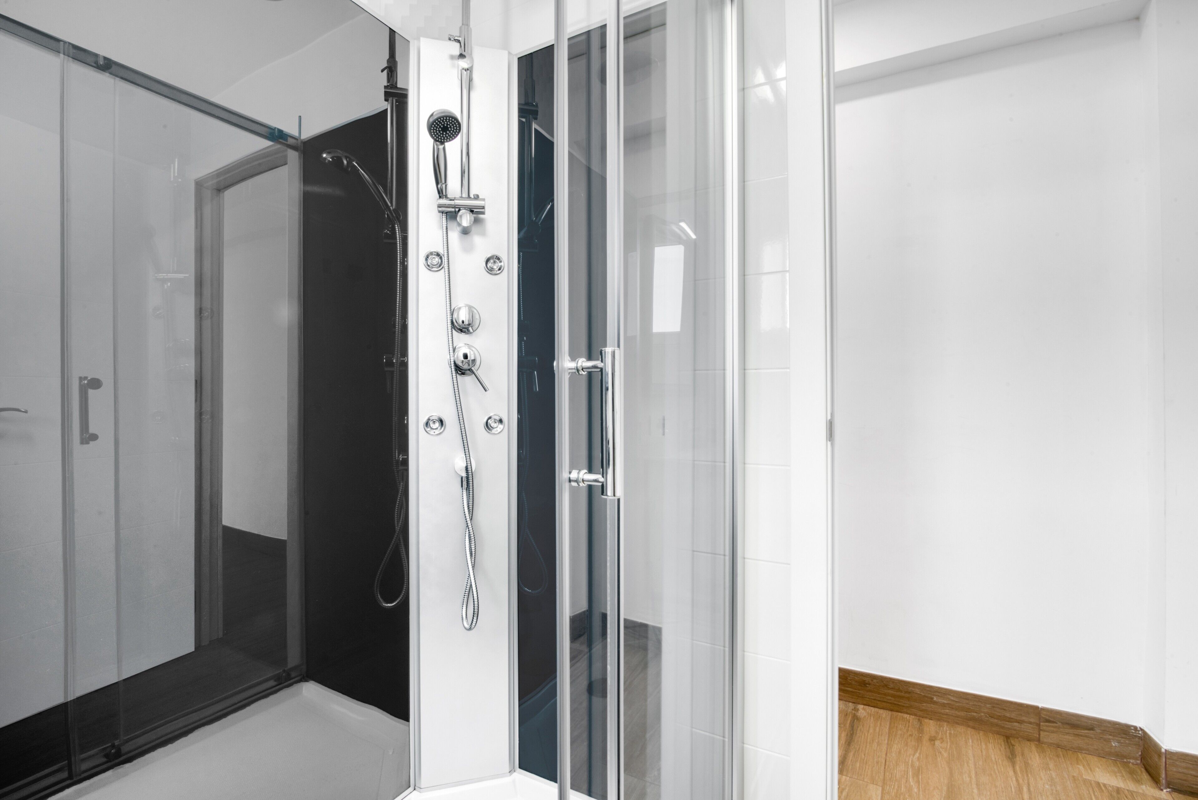 Dusche, Haartrockner, Handtücher