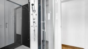 Dusche, Haartrockner, Handtücher