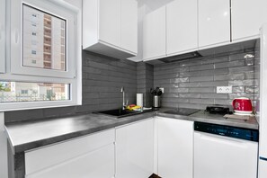Kylskåp, mikrovågsugn, spishäll och diskmaskin