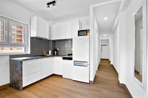 Fridge, microwave, stovetop, dishwasher