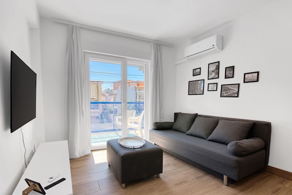 TV - Holiday Apartment "Soleole6" with Shared Terrace, A/C & Wi-Fi (Gandia)