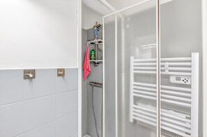 Dusche, Haartrockner, Handtücher