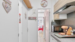 A kitchen with a microwave, toaster, and coffee maker on the counter. - Apartment 'Superdévoluy Les Issarts' with Mountain View, Balcony and Wi-Fi (Superdevoluy)