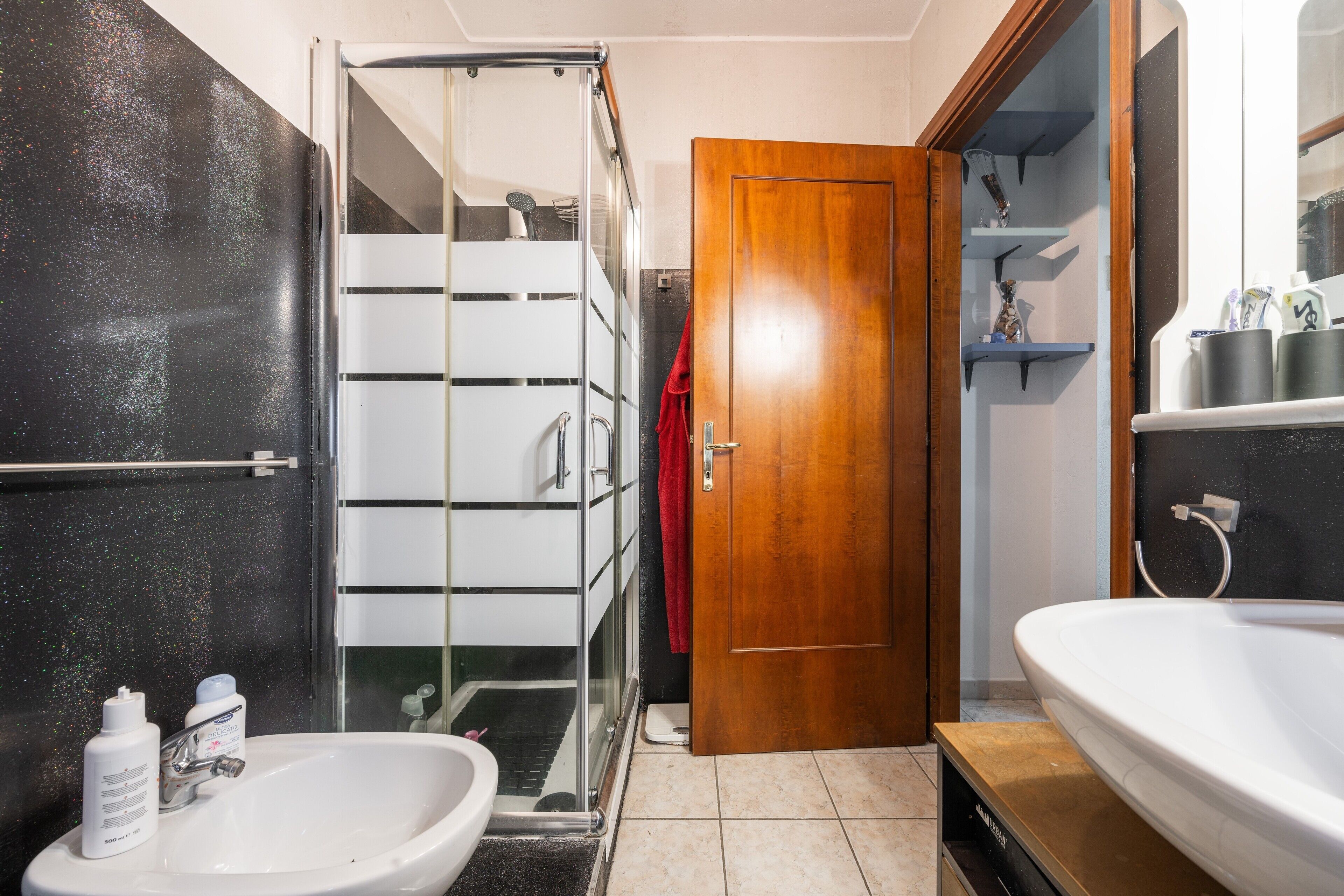Douche, sèche-cheveux, serviettes fournies