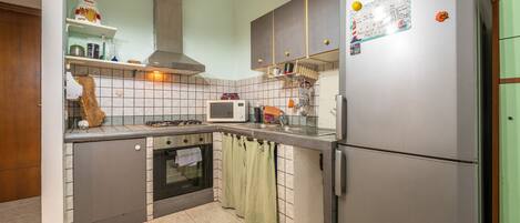 Frigorifero, microonde, forno, piano cottura