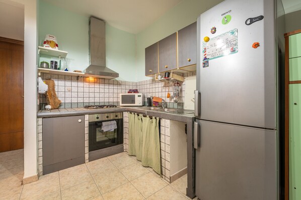 Een koelkast, een magnetron, een oven, een kookplaat