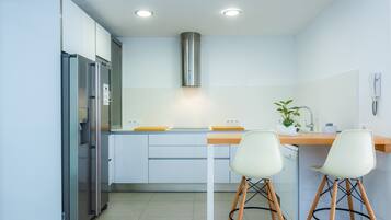 冷蔵庫、電子レンジ、オーブン、コンロ