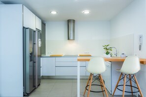 Fridge, microwave, oven, stovetop - Villa "Llevantpicafort" with Private Pool & Wi-Fi (Santa Margalida)