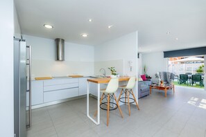 Fridge, microwave, oven, stovetop - Villa "Llevantpicafort" with Private Pool & Wi-Fi (Santa Margalida)