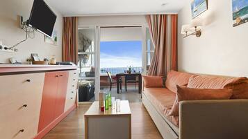 Una televisión, una mesa de tenis de mesa