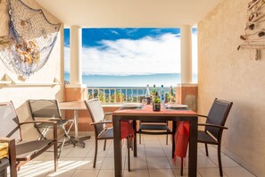 Outdoor dining - Apartment 'Cap Esterel St Raphaël' with Sea View, Shared Pool and Private Terrace (Saint-Raphaël)