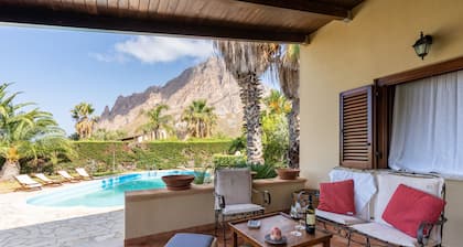 Villa « Amazing Sunset » avec vue sur la mer, Wi-Fi et climatisation