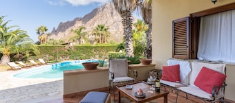 Villa 'Charm with Swimming Pool' avec vue sur la mer, Wi-Fi et climatisation