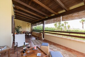 Outdoor dining - Villa 'Amazing Sunset' with Sea View, Wi-Fi and Air Conditioning (Custonaci)