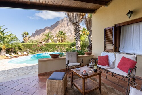 Villa 'Amazing Sunset' with Sea View, Wi-Fi and Air Conditioning