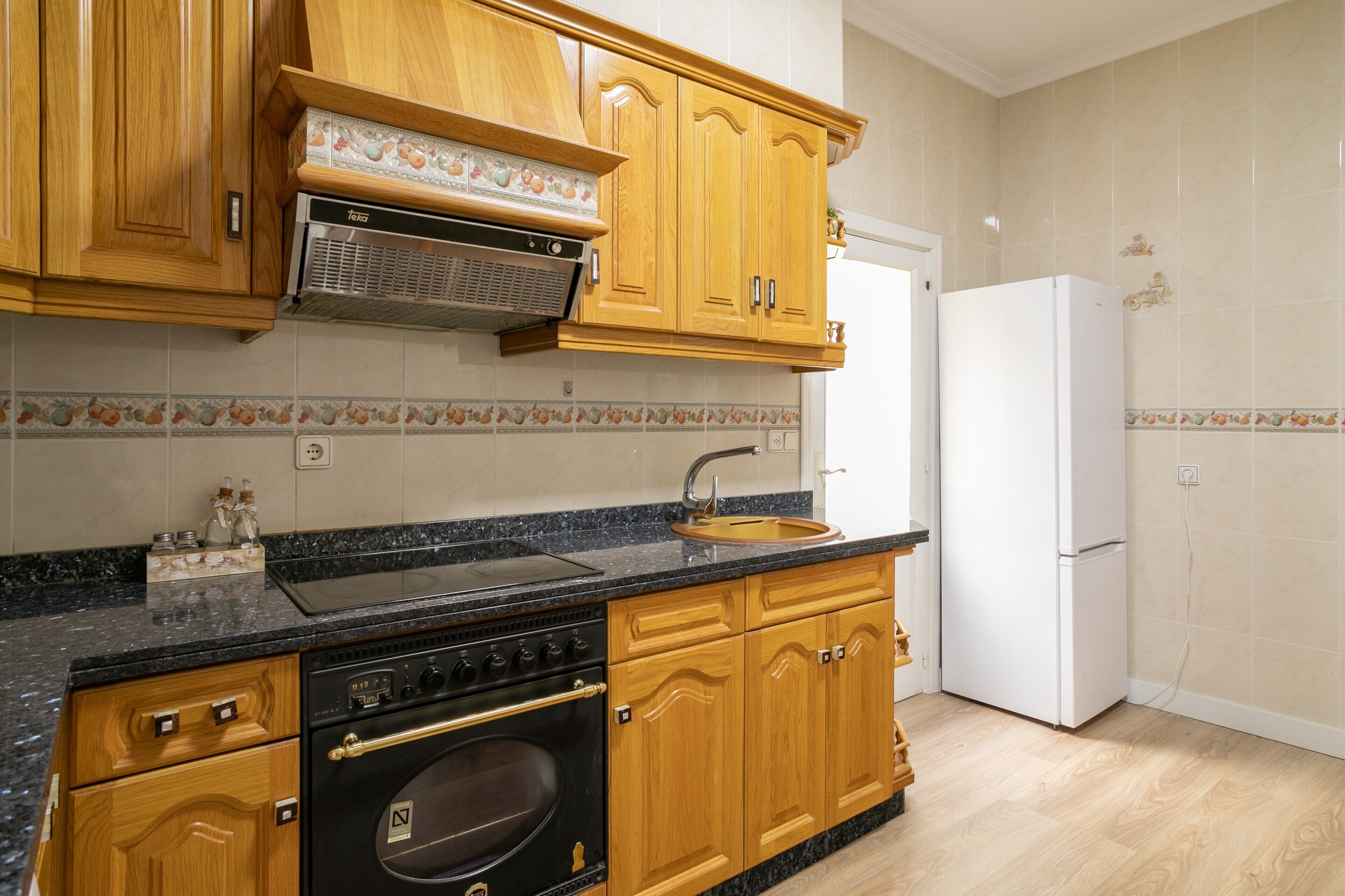 冷蔵庫、電子レンジ、オーブン、コンロ