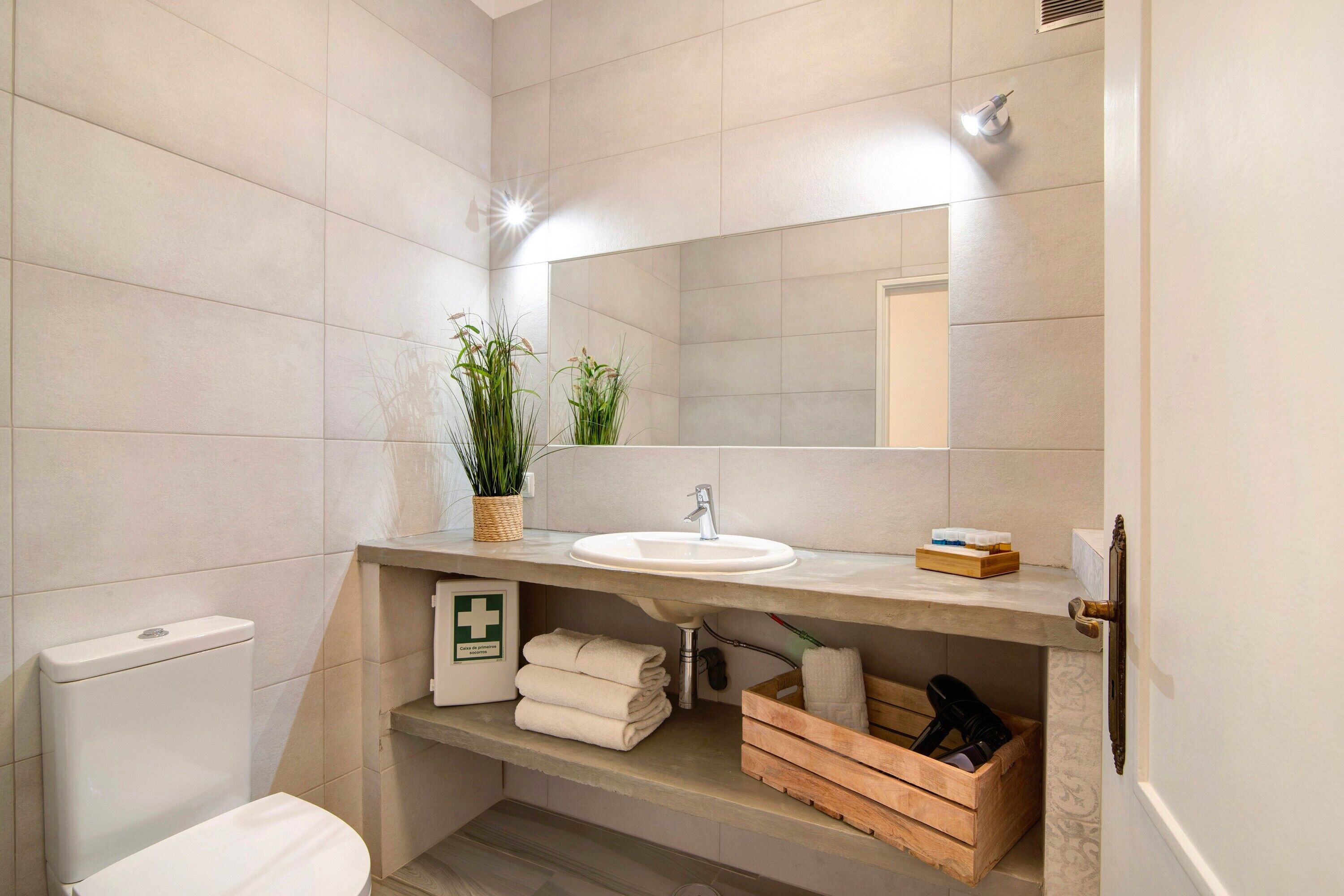 Ducha, secador de pelo, toallas