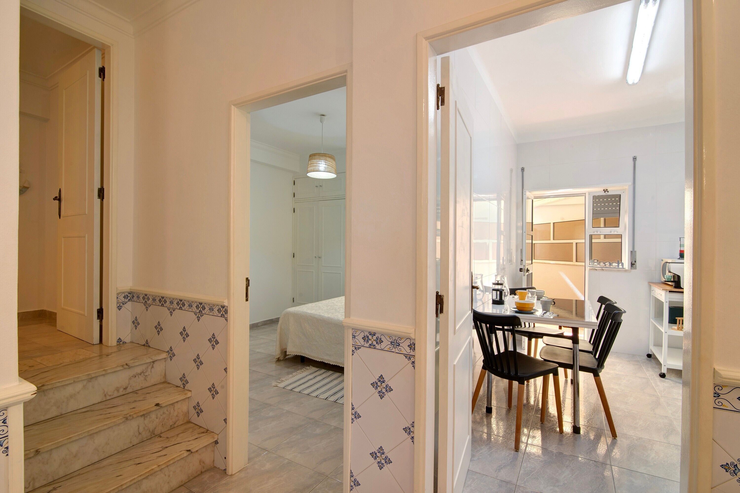 2 quartos, ferros/tábuas de passar roupa, roupa de cama