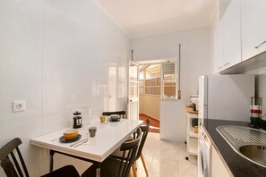 Fridge, microwave, oven, stovetop - Apartment 'Âncora B' with Private Terrace (Monte Gordo)