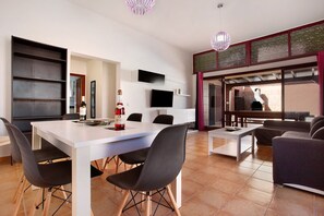 Dining - Villa Malva: Private Jacuzzi, Ping Pong & Relaxation in Corralejo (Corralejo)