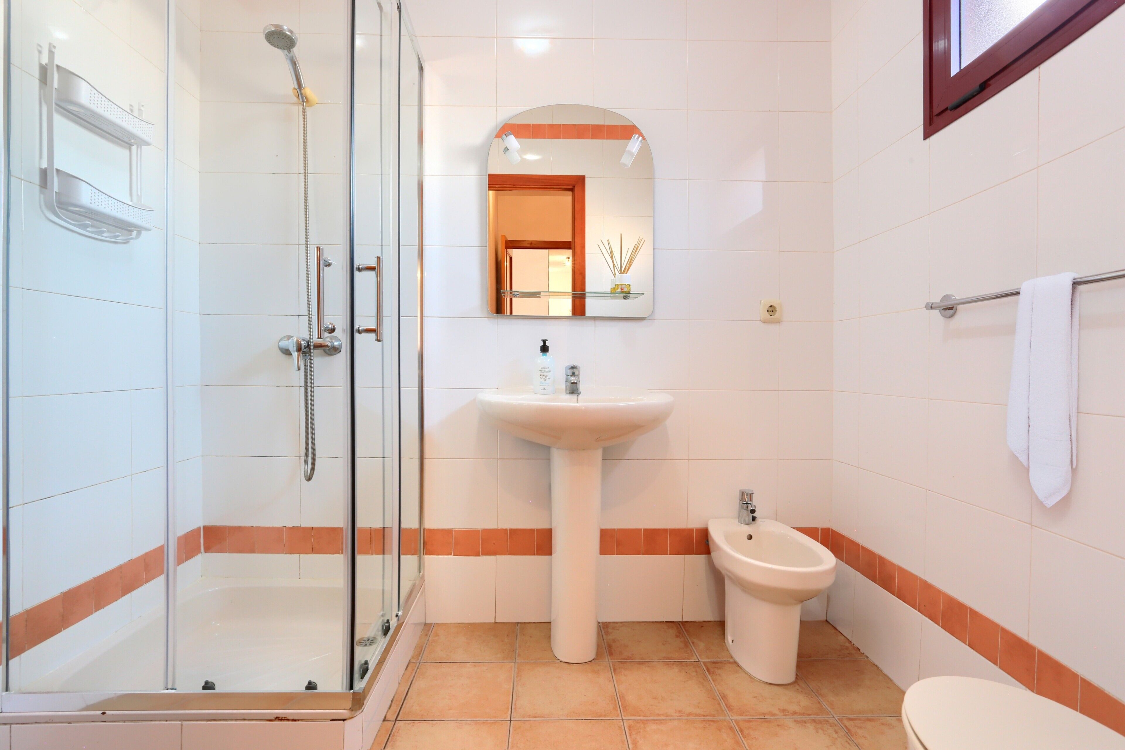Badewanne, Haartrockner, Handtücher