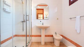 Badewanne, Haartrockner, Handtücher