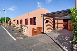 Exterior - Villa Malva: Private Jacuzzi, Ping Pong & Relaxation in Corralejo (Corralejo)