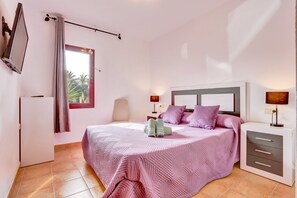 3 bedrooms, iron/ironing board, free WiFi, bed sheets