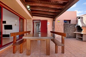 Outdoor dining - Villa Malva: Private Jacuzzi, Ping Pong & Relaxation in Corralejo (Corralejo)