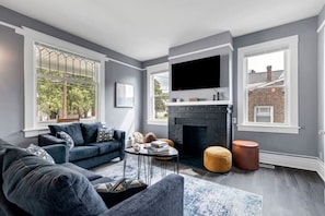 TV, fireplace, video games - Hot Tub | 9 beds | Fenced Yard (Hampton)
