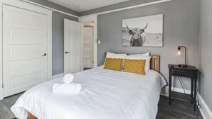 Een strijkplank/strijkijzer, gratis wifi, beddengoed
