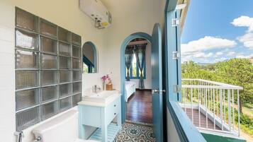 Shower, rainfall showerhead, free toiletries, hair dryer
