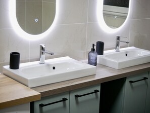 Sèche-cheveux, serviettes fournies, savon, shampoing