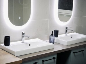 Sèche-cheveux, serviettes fournies, savon, shampoing