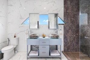 Regadera, amenidades de baño gratuitas, secadora de cabello, batas 