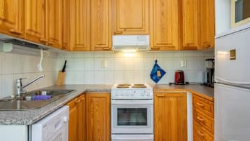 Køleskab, mikrobølgeovn, opvaskemaskine, køkkentøj/tallerkener/redskaber