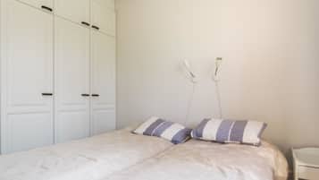 2 bedrooms, iron/ironing board, Internet