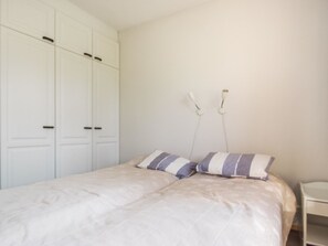 2 bedrooms, iron/ironing board, Internet