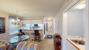 Un espacio habitable compacto con comedor, cocina y baño pequeño.