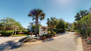 Property grounds - Coastal Hideaway 2 Bedroom Condo with Ocean Views (Pawleys Island)
